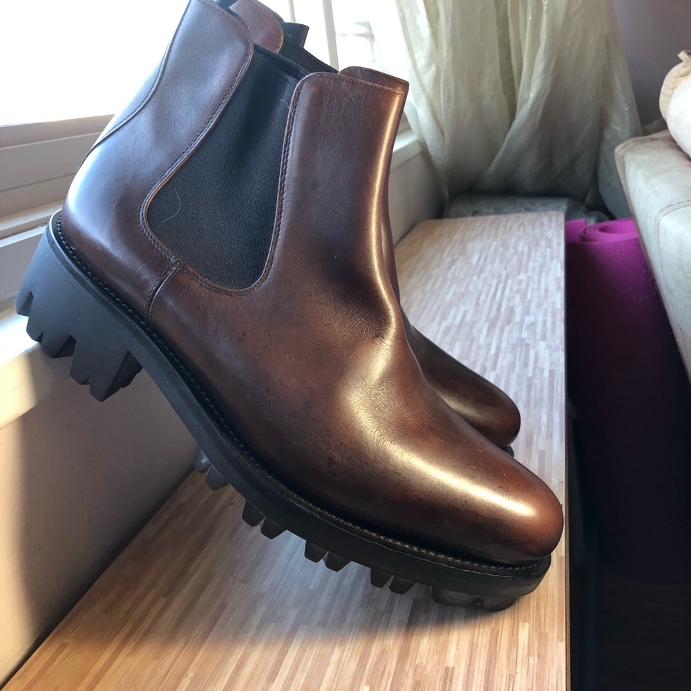 Prada boots in size 9 (Eur 40). Made in Italy. High quality brown leather.